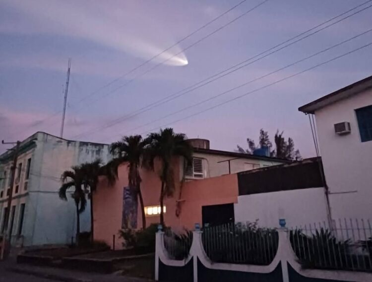 Estela luminosa del cohete Falcon 9 vista en el cielo del oriente de Cuba, la caída de la tarde del martes 18 de febrero de 2025. Foto: Tomada del perfil de Facebook de Henry Delgado Manzor.