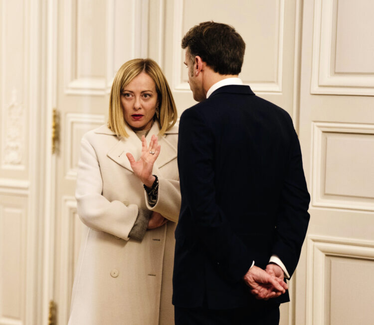 PARÍS (FRANCIA), 17/02/2025.- La Presidenta del Consejo de Ministros de Italia, Giorgia Meloni y el presidente de Francia, Emmanuel Macron, conversan tras su participación este lunes en París en la reunión informal sobre la situación en Ucrania y los desafíos de la seguridad en Europa, organizada por Francia. EFE/Oficina de Prensa de Palazzo Chigi.