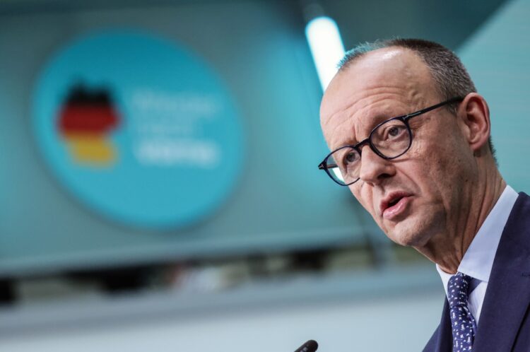 BERLIN (Alemania), 24/02/2025.- El presidente de la Unión Demócrata Cristiana (CDU) de Alemania, Friedrich Merz, habla en una conferencia de prensa después de una reunión en la sede del partido, la Konrad-Adenauer-Haus. Foto: EFE/EPA/HANNIBAL HANSCHKE.