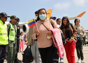 Los retornados cumplirán con protocolos médicos y de identificación. Foto: @ConElMazoDando