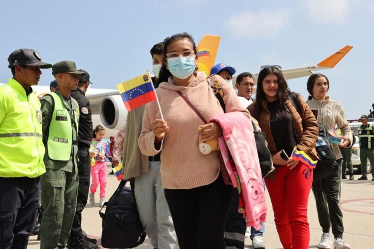 Los retornados cumplirán con protocolos médicos y de identificación. Foto: @ConElMazoDando