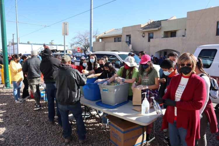 Inmigrantes recibendo ayuda cerca de un albergue en El Paso, Texas. Foto: Octavio Guzmán /EFE/ARCHIVO.