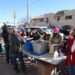 Inmigrantes recibendo ayuda cerca de un albergue en El Paso, Texas. Foto: Octavio Guzmán /EFE/ARCHIVO.