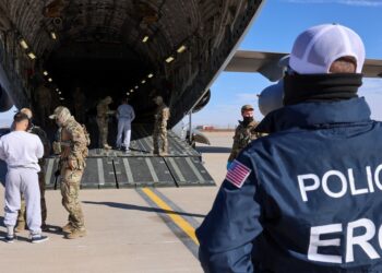 Primer vuelo con migrantes a Guantánamo. Foto: @DHSgov