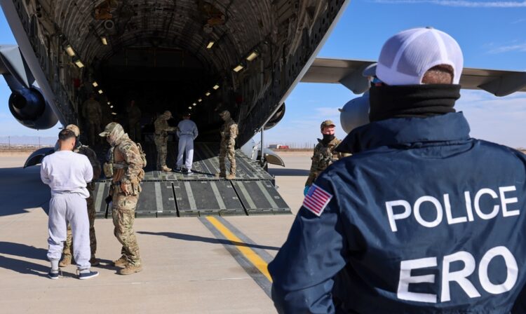 Primer vuelo con migrantes a Guantánamo. Foto: @DHSgov