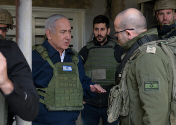 El primer ministro de Israel, Benjamín Netanyahu, intercambia con militares israelíes en Cisjordania. Foto: Oficina del primer ministro de Israel / EFE.