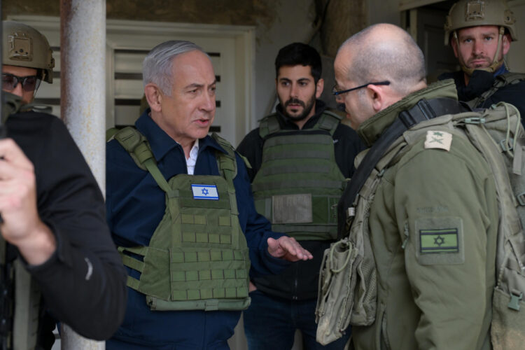 El primer ministro de Israel, Benjamín Netanyahu, intercambia con militares israelíes en Cisjordania. Foto: Oficina del primer ministro de Israel / EFE.