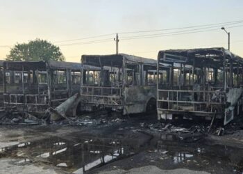 Ómnibus "de baja" quemados en un incendio en la terminal de Mulgoba, en La Habana, el 9 de febrero de 2025. Foto: Tomada del perfil de Facebook de la Empresa Provincial de Transporte de La Habana.