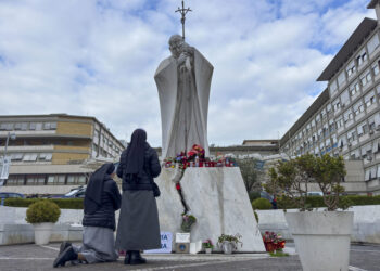 Un altar improvisado dedicado al papa Francisco a las puertas del hospital Gemelli de Roma.Foto: Daniel Cáceres/EFE