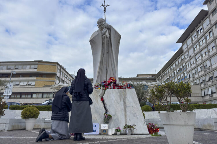 Un altar improvisado dedicado al papa Francisco a las puertas del hospital Gemelli de Roma.Foto: Daniel Cáceres/EFE