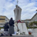 Un altar improvisado dedicado al papa Francisco a las puertas del hospital Gemelli de Roma.Foto: Daniel Cáceres/EFE