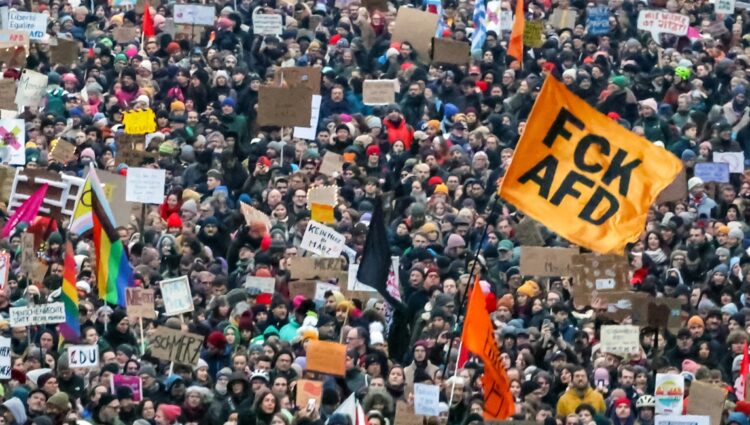 El 2 de febrero de 2025 la gente se reunió para protestar contra la cooperación de la Unión Demócrata Cristiana (CDU) con el partido de extrema derecha Alternativa para Alemania (AFD) después de que la moción de la CDU en el Bundestag ganara una mayoría con la ayuda de los votos de AfD. Foto: EFE/EPA/HANNIBAL HANSCHKE.