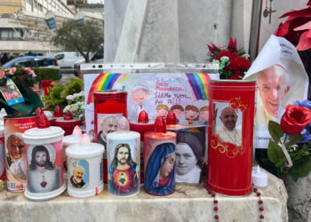 Cartas, globos y flores se acumulan en las puertas del hospital Gemelli en Roma, donde el papa Francisco permanece ingresado. Foto: Claudia Sacristán/EFE.