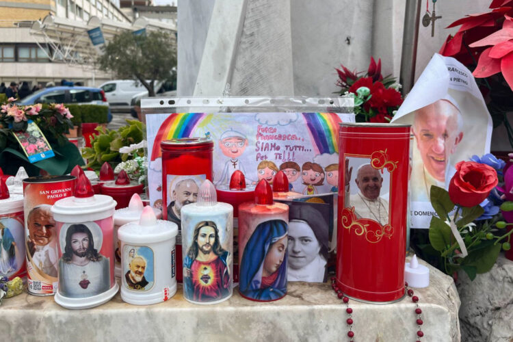 Cartas, globos y flores se acumulan en las puertas del hospital Gemelli en Roma, donde el papa Francisco permanece ingresado. Foto: Claudia Sacristán/EFE.