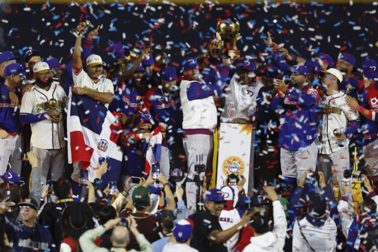 Jugadores de República Dominicana festejan el triunfo ante México este viernes, durante el juego final de la Serie del Caribe de Béisbol 2025, en el estadio Nido de los Águilas en la ciudad de Mexicali en el estado de Baja California (México). EFE/ Sáshenka Gutiérrez