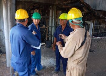 Trabajadores de la Termoeléctrica de Nuevitas, que sufrió una nueva avería este martes. Foto: Unión Eléctrica (UNE) / Facebook.