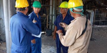 Trabajadores de la Termoeléctrica de Nuevitas durante una avería en esa planta cubana. Foto: Unión Eléctrica (UNE) / Facebook / Archivo.