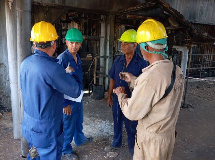 Trabajadores de la Termoeléctrica de Nuevitas, que sufrió una nueva avería este martes. Foto: Unión Eléctrica (UNE) / Facebook.