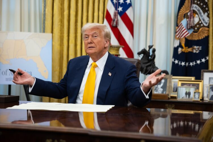 Trump en la Oficina Oval de la Casa Blanca, 21 de febrero de 2025. Foto: FRANCIS CHUNG/EFE/EPA.