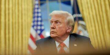 El presidente Donald Trump durante la firma de una orden ejecutiva en el Despacho Oval de la Casa Blanca. Foto: Alexander Drago / POOL / EFE.