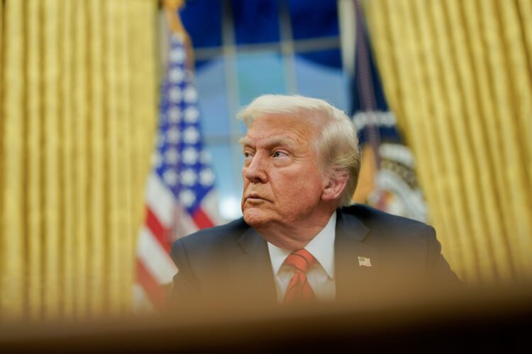 El presidente Donald Trump durante la firma de una orden ejecutiva en el Despacho Oval de la Casa Blanca. Foto: Alexander Drago / POOL / EFE.