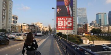 Tel Aviv (Israel), 04/02/2025. La gente pasa junto a un gran cartel que muestra al presidente estadounidense Donald Trump pidiendo completar el acuerdo sobre rehenes entre Israel y Hamás. Foto: EFE/EPA/ABIR SULTAN