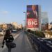 Tel Aviv (Israel), 04/02/2025. La gente pasa junto a un gran cartel que muestra al presidente estadounidense Donald Trump pidiendo completar el acuerdo sobre rehenes entre Israel y Hamás. Foto: EFE/EPA/ABIR SULTAN