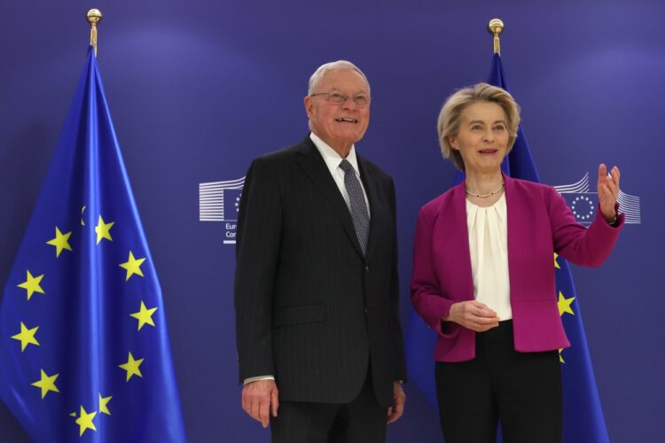 La presidenta de la Comisión Europea, Ursula von der Leyen, se reunió hoy con el enviado especial de Estados Unidos para Ucrania y Rusia, General Keith Kellogg. Foto: EFE/EPA/OLIVIER HOSLET.