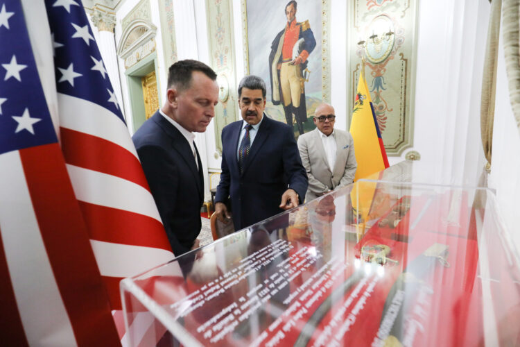 Maduro (d) junto al enviado especial del presidente de Estados Unidos Donald Trump, Richard Grenell (i). Foto: Palacio de Miraflores/EFE.