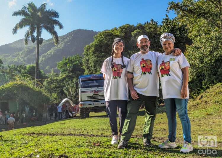 Tula, Emilito y María José en Vega del Toro, en su más reciente Cruzada. Foto: Jorge Ricardo.