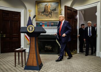 El presidente Donald Trump ingresa en la sala Roosevelt de la Casa Blanca el lunes 3 de marzo de 2025. Foto: Samuel Corum / POOL / EFE / EPA.