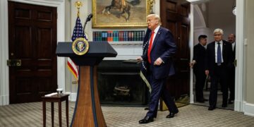 El presidente Donald Trump ingresa en la sala Roosevelt de la Casa Blanca el lunes 3 de marzo de 2025. Foto: Samuel Corum / POOL / EFE / EPA.