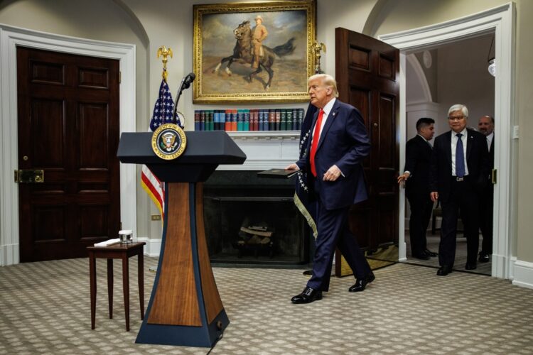 El presidente Donald Trump ingresa en la sala Roosevelt de la Casa Blanca el lunes 3 de marzo de 2025. Foto: Samuel Corum / POOL / EFE / EPA.