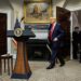 El presidente Donald Trump ingresa en la sala Roosevelt de la Casa Blanca el lunes 3 de marzo de 2025. Foto: Samuel Corum / POOL / EFE / EPA.