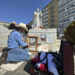 Un artista dibuja ante la escultura del papa Juan Pablo II, a las puertas del Hospital Gemelli donde permanece ingresado el papa  Francisco. Foto:  EFE/Daniel Cáceres