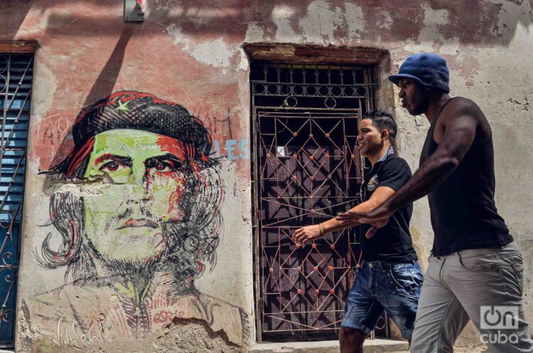 La foto del Che de Korda pintada en una pared de La Habana. Foto: Kaloian.