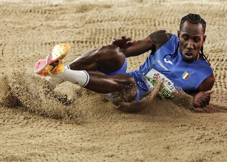 Andy Díaz, cubano que representa a Italia, compite en el triple salto del Campeonato del Mundo de pista cubierta en Nanjing, China. Foto: Andrés Martínez Casares/EFE/EPA.