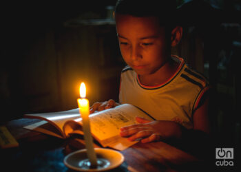 Un niño intenta estudiar durante un apagón en Cuba. Foto: Otmaro Rodríguez / Archivo.