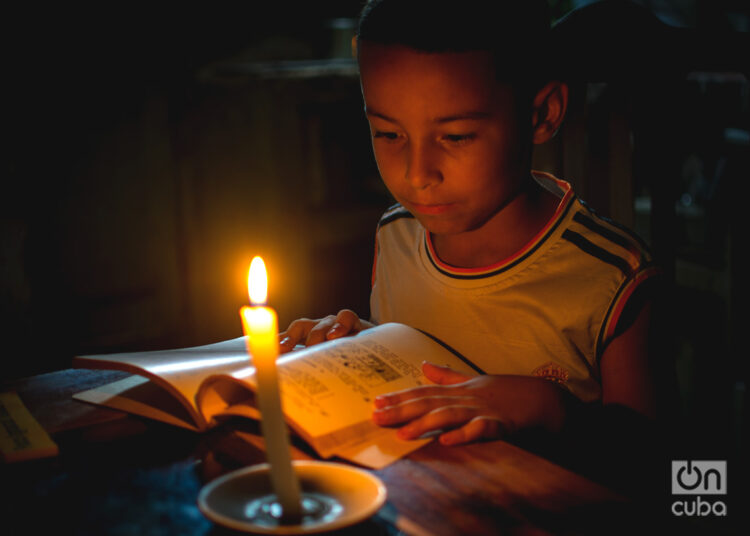 Un niño intenta estudiar durante un apagón en Cuba. Foto: Otmaro Rodríguez / Archivo.