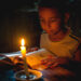 Un niño intenta estudiar durante un apagón en Cuba. Foto: Otmaro Rodríguez / Archivo.