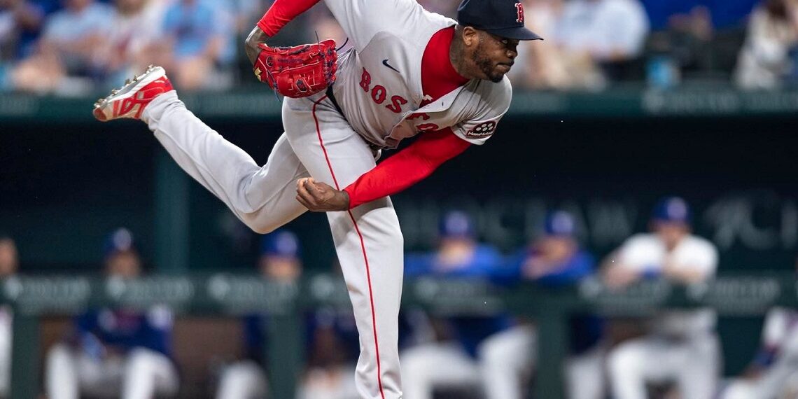 El cubano Aroldis Chapman está alcanzando registros históricos en la MLB. Foto: Boston Red Sox / Archivo.