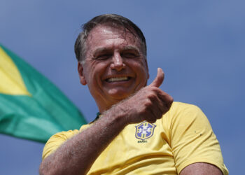 El expresidente de Brasil Jair Bolsonaro saluda durante un evento este domingo en la playa de Copacabana en Río de Janeiro. Foto: EFE/ Andre Coelho