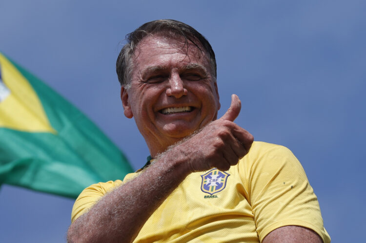 El expresidente de Brasil Jair Bolsonaro saluda durante un evento este domingo en la playa de Copacabana en Río de Janeiro. Foto: EFE/ Andre Coelho