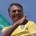 El expresidente de Brasil Jair Bolsonaro saluda durante un evento este domingo en la playa de Copacabana en Río de Janeiro. Foto: EFE/ Andre Coelho