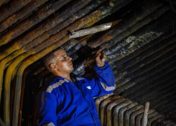 Un trabajador durante una reparación en la central termoeléctrica Antonio Guiteras, de Matanzas. Foto: Raúl Navarro / Periódico Girón.