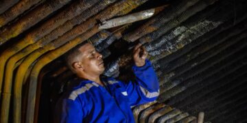 Un trabajador durante una reparación en la central termoeléctrica Antonio Guiteras, de Matanzas. Foto: Raúl Navarro / Periódico Girón.