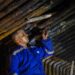Un trabajador durante una reparación en la central termoeléctrica Antonio Guiteras, de Matanzas. Foto: Raúl Navarro / Periódico Girón.