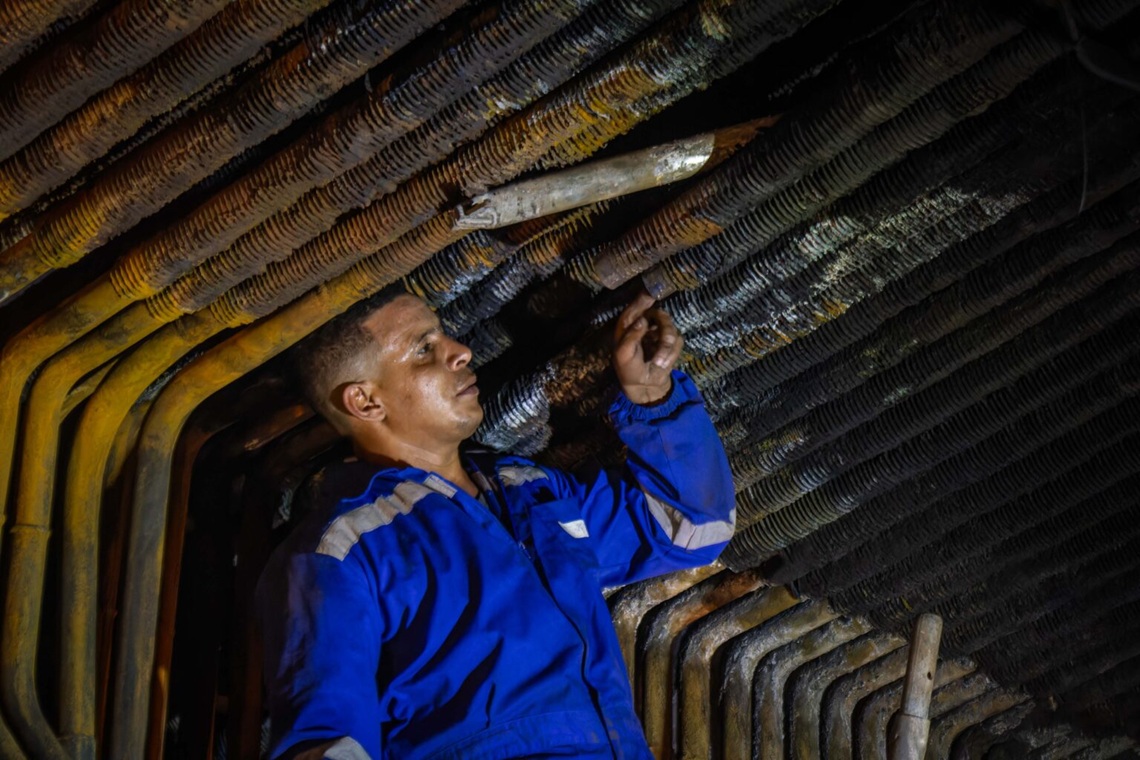 Un trabajador durante una reparación en la central termoeléctrica Antonio Guiteras, de Matanzas. Foto: Raúl Navarro / Periódico Girón.