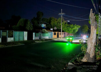 Una calle sin luz en La Habana este viernes, durante la desconexión del SEN. Foto: EFE/ Ernesto Mastrascusa.