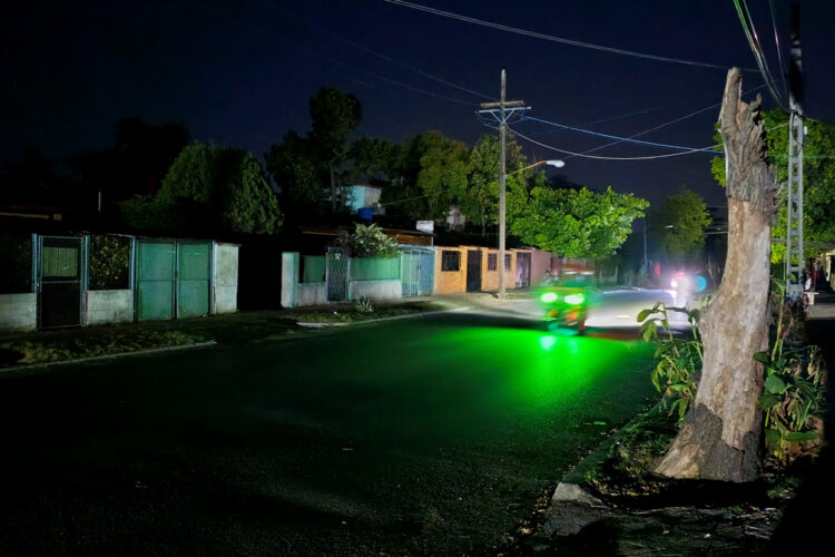 Una calle sin luz en La Habana este viernes, durante la desconexión del SEN. Foto: EFE/ Ernesto Mastrascusa.